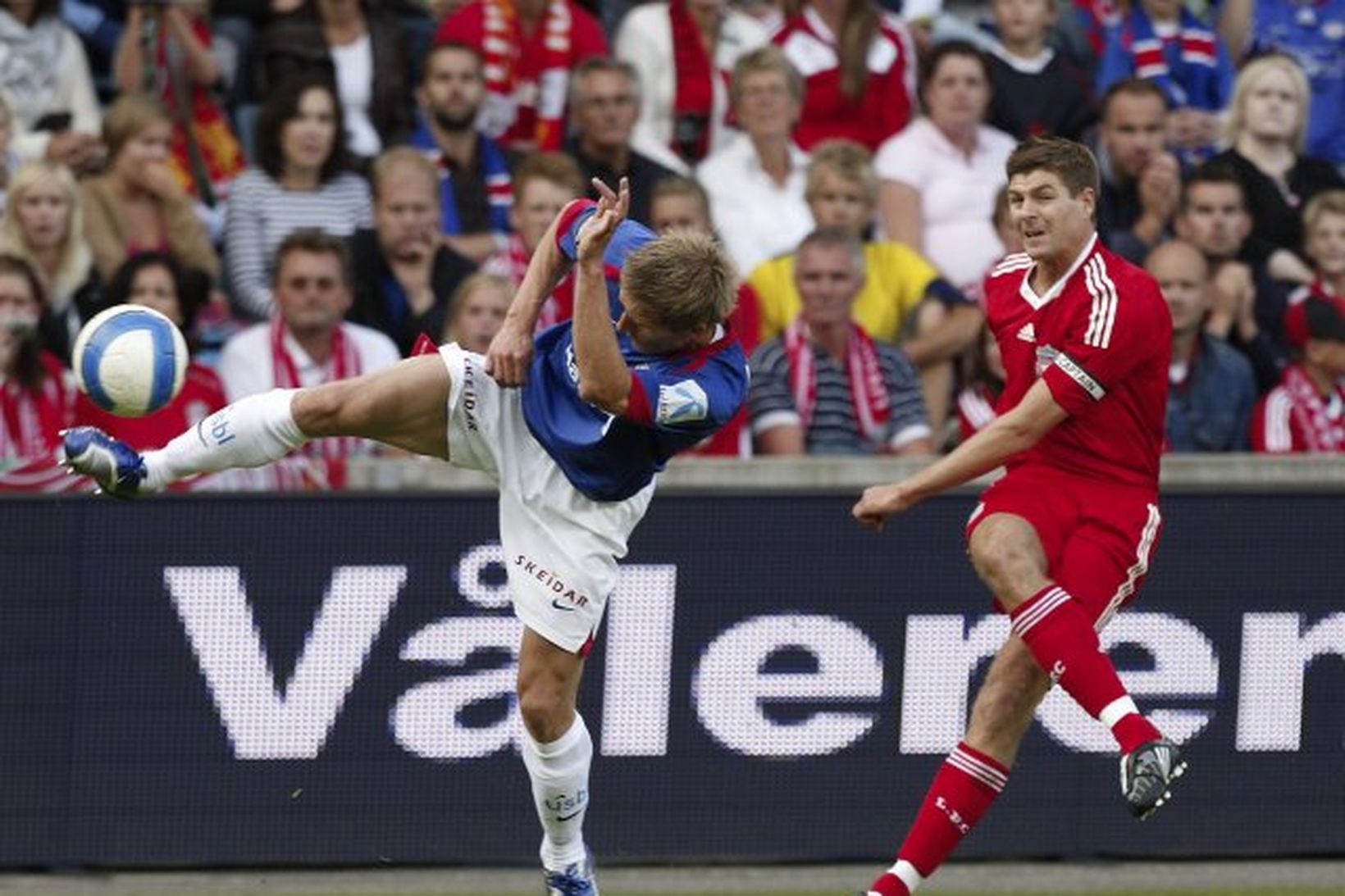 Steven Gerrard sendir boltann í átt að marki Vålerenga í …