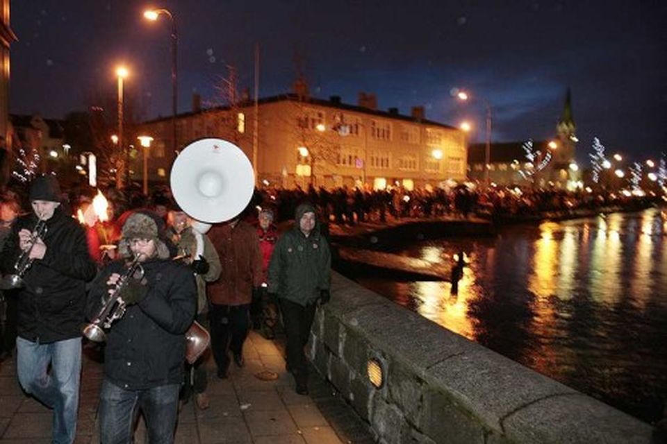 Gengið var með kyndla í kringum Tjörnina við undirleik hljóðfæraleikara.