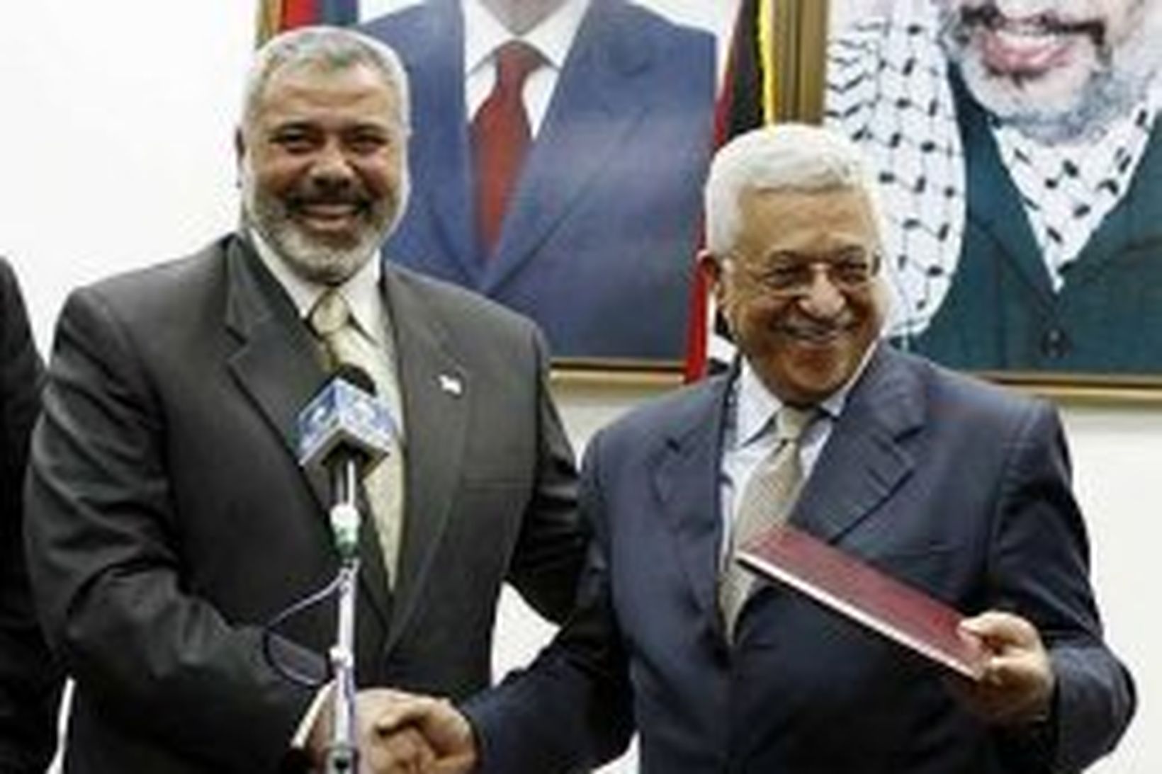 Ismail Haniyeh, leiðtogi Hamas, og Mahmoud Abbas, leiðtogi Fatah, komust …