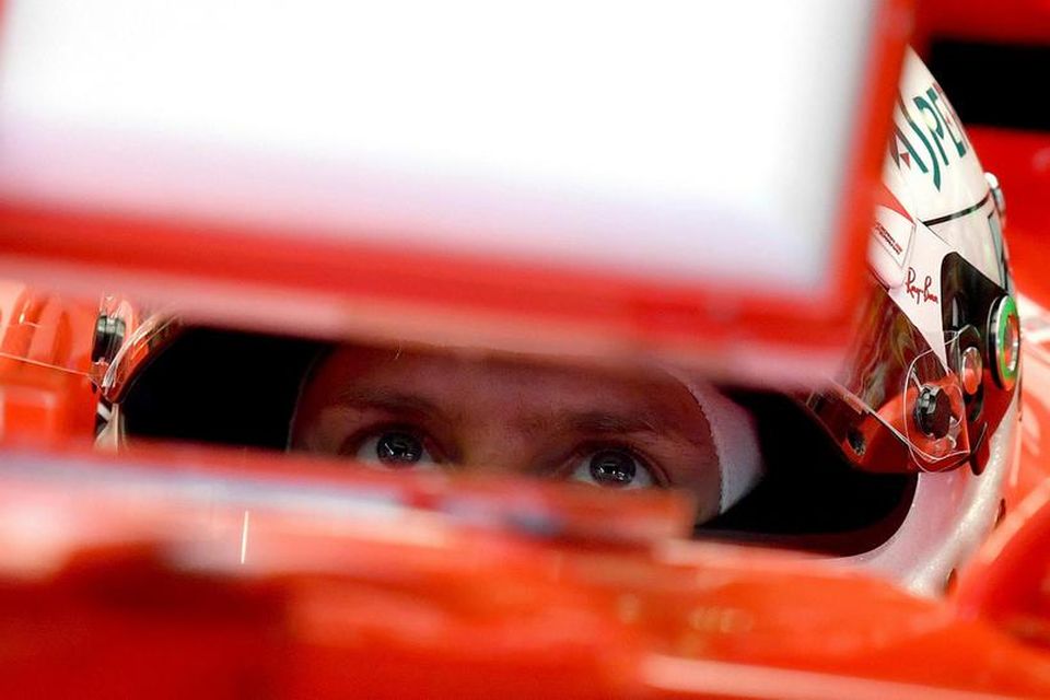 Sebastian Vettel udirbýr sig undir að taka þátt í æfingunni í Hungaroring í morgun.