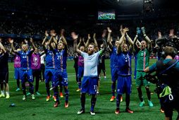 Leikmenn karlalandsliðsins fagna 2:1-sigri gegn Englandi á EM 2016 í Nice í Frakklandi.