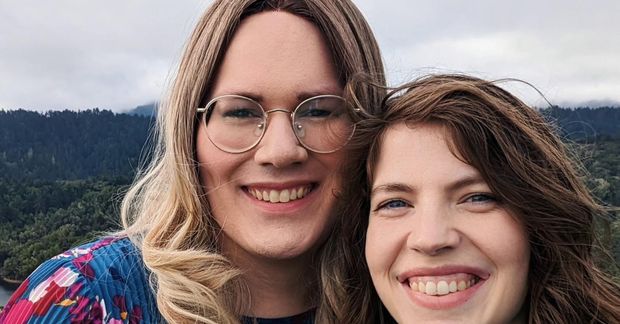 Steingerður með eiginkonu sinni.