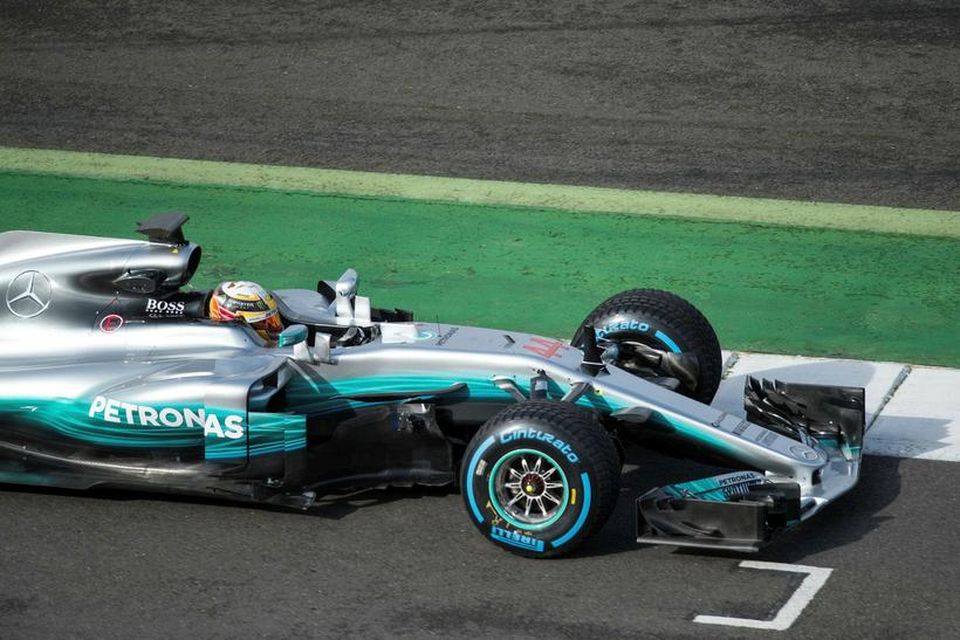 Lewis Hamilton frumekur bíl Mercedes í Silverstone í dag.
