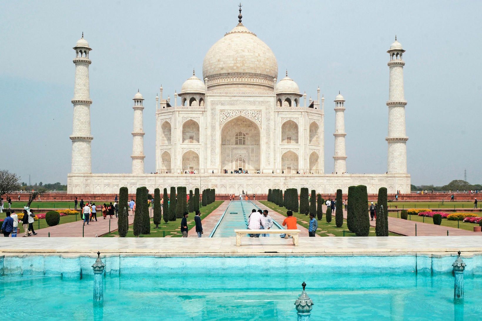 Taj Mahal-grafhýsið við bakka Yamuna-árinnar í Uttar Pradesh-héraðinu indverska er …