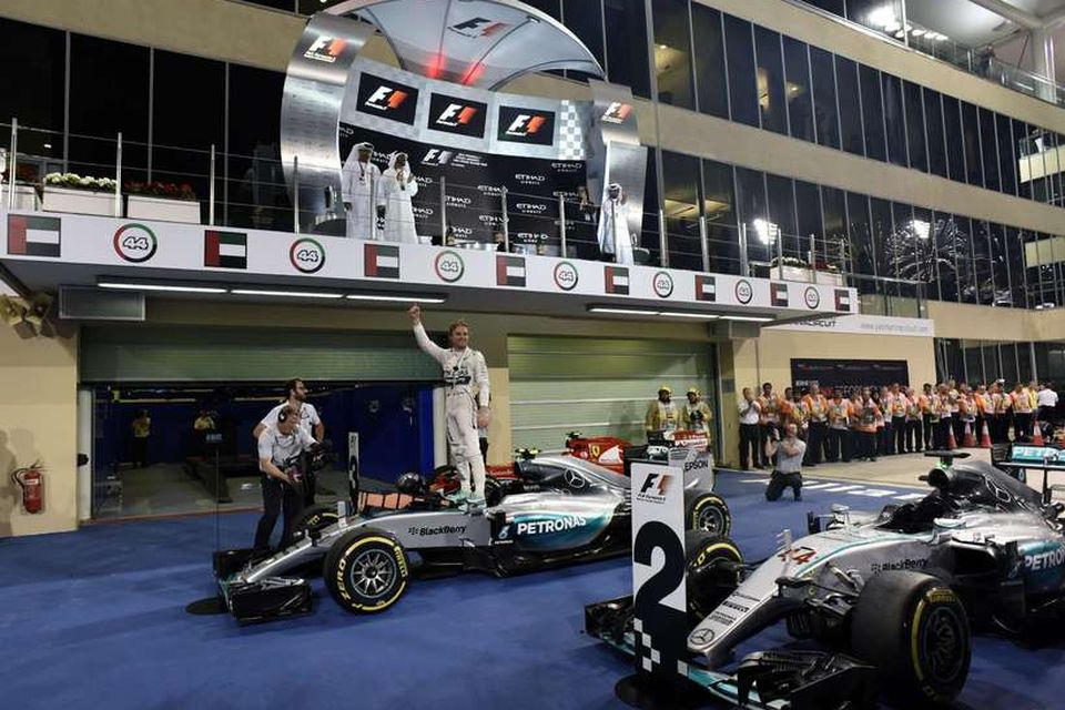 Nico Rosberg fagnar sigri í Abu Dhabi.