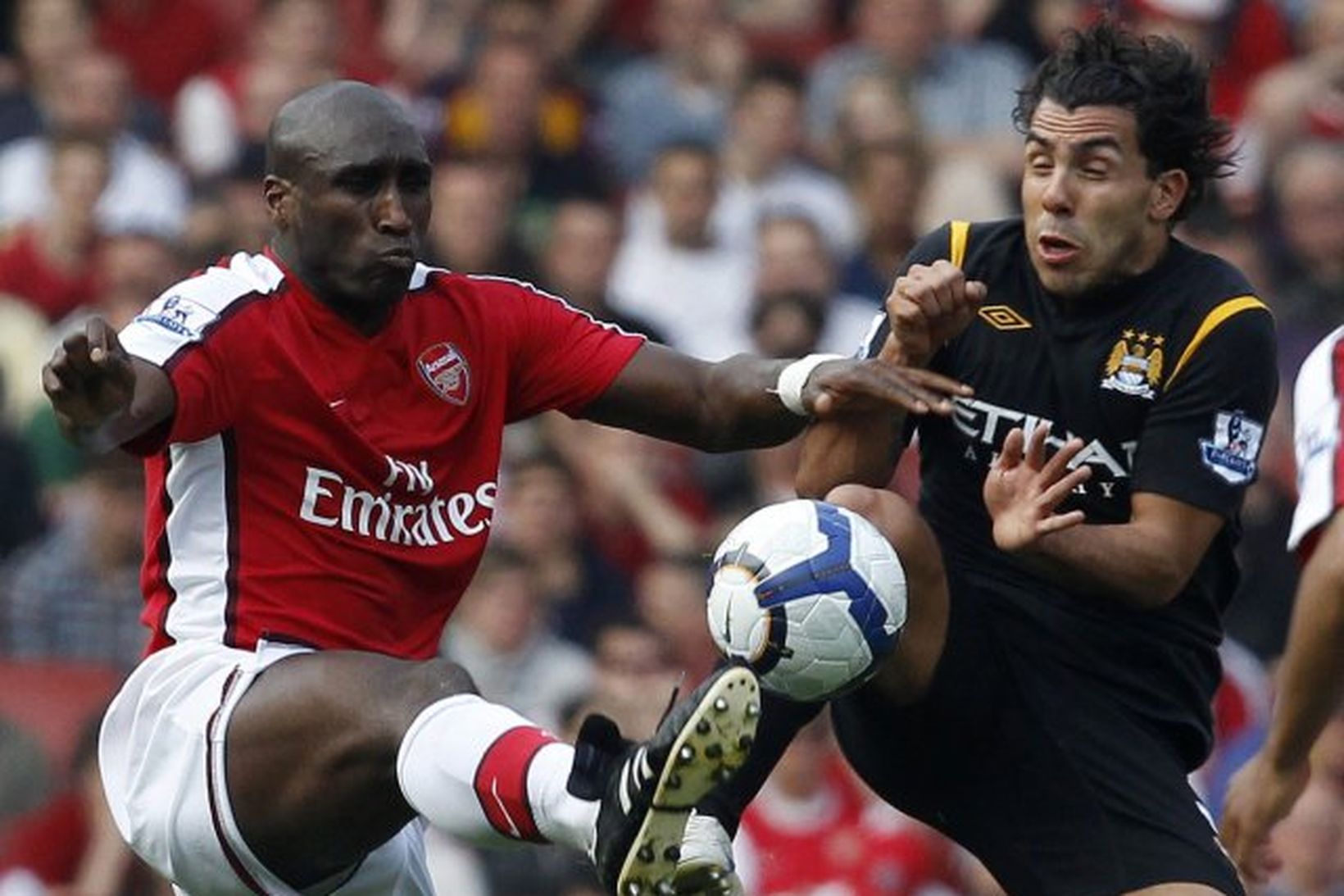 Sol Campbell og Carlos Tévez berjast um boltann á Emirates …