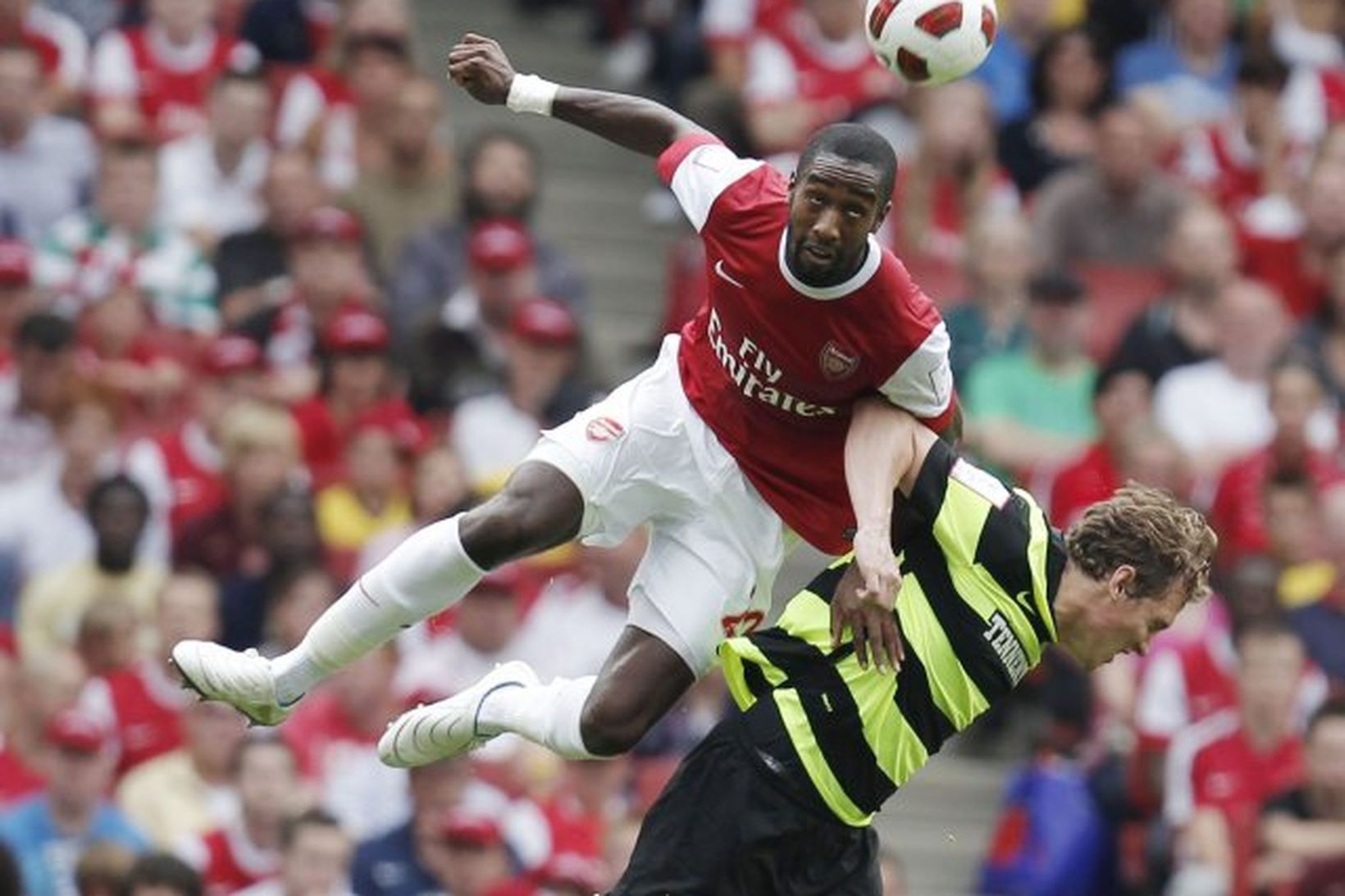 Johan Djourou leikmaður Arsenal í baráttu við Morten Rasmussen á …