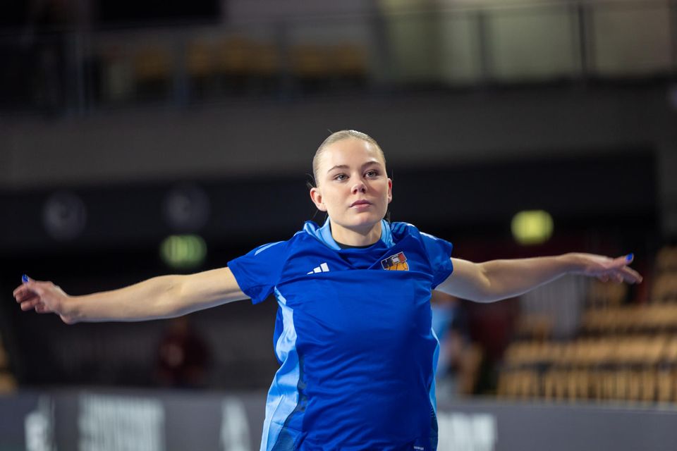 Dana Björg Guðmundsdóttir hitar upp.