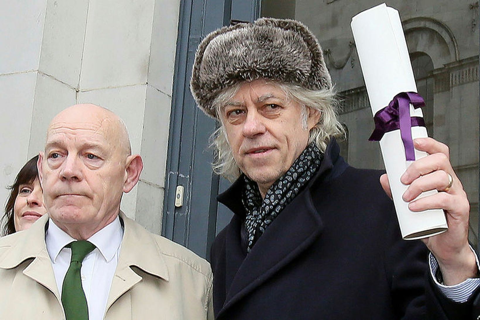 Geldof, til hægri, heldur á viðurkenningarskjalinu sem hann skilaði.