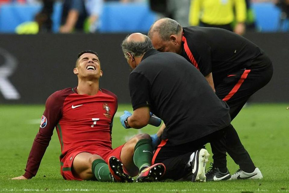 Cristiano Ronaldo, leikmaður Portúgals, fær aðhlynningu við meiðslum sínum.