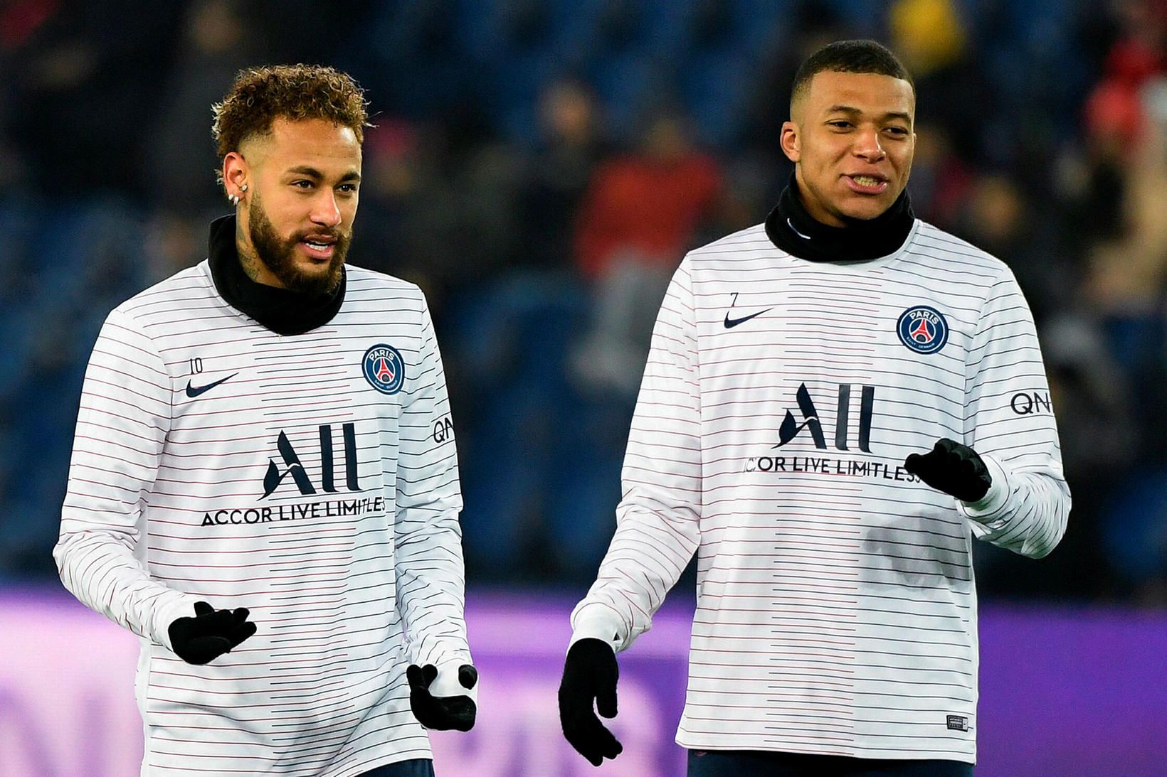 Neymar og Kylian Mbappé hita upp fyrir leik með París …