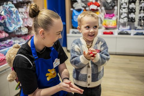 Börnin búa til sinn eigin persónulega bangsa hjá Build-A-Bear.