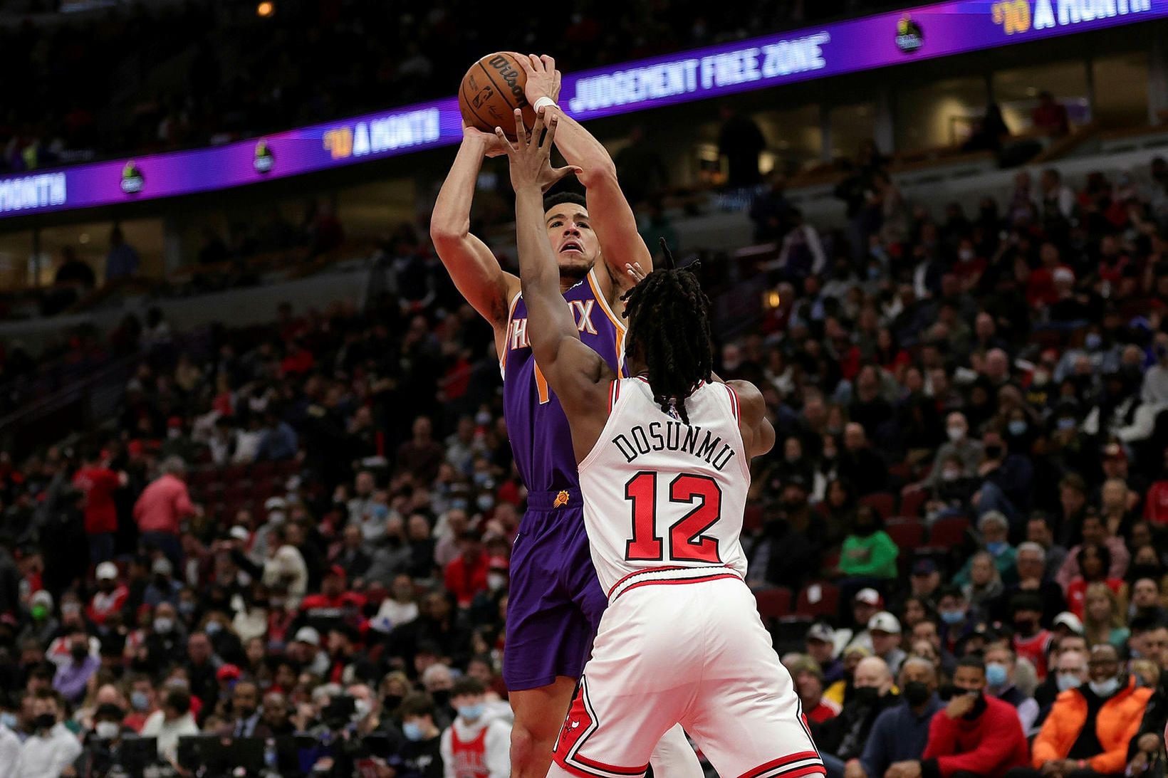 Devin Booker skýtur að körfu Chicago í leiknum í nótt …