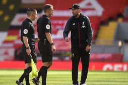 Jürgen Klopp ræðir við David Coote eftir leik Liverpool gegn Burnley árið 2020.