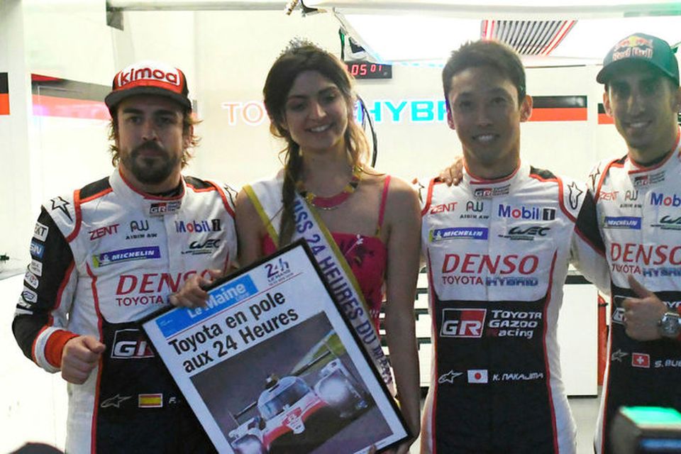 Alonso (l.t.v.) og félagar hans sem aka Toyotabíl númer 8 í Le Mans um helgina …