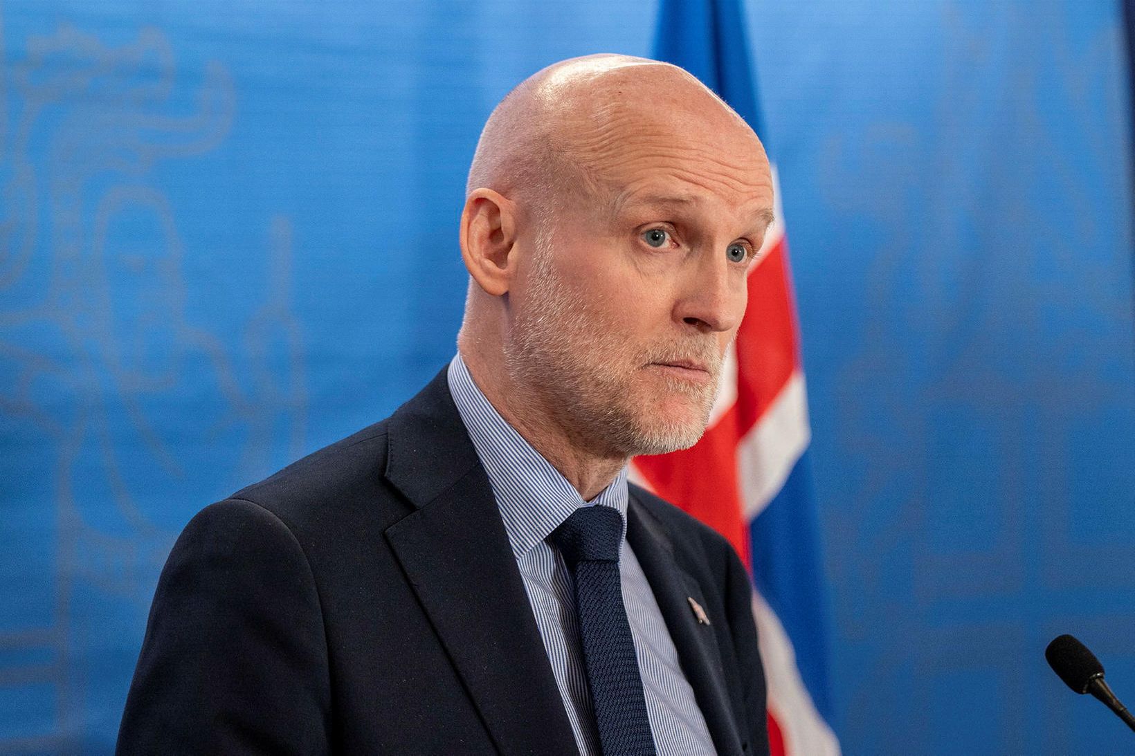 Hissa en tjáir sig ekki um lágflugið