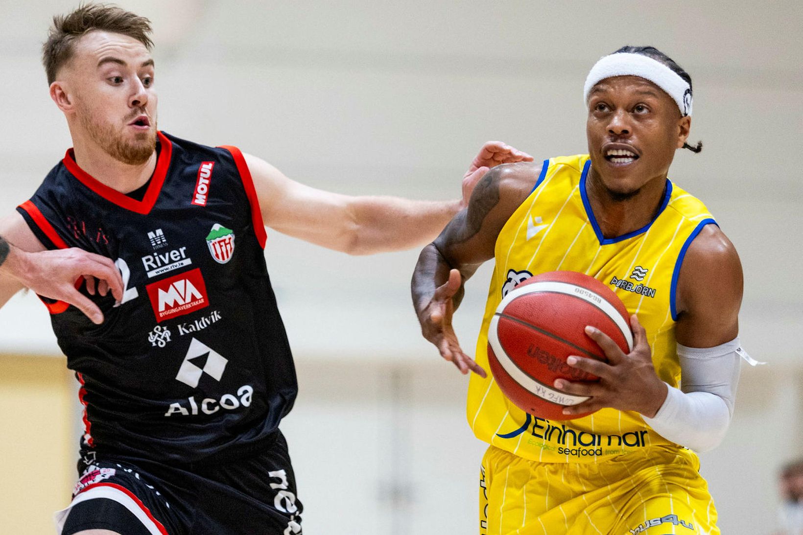 Adam Heede-Andersen og Devon Thomas í leik Hattar og Grindavíkur …