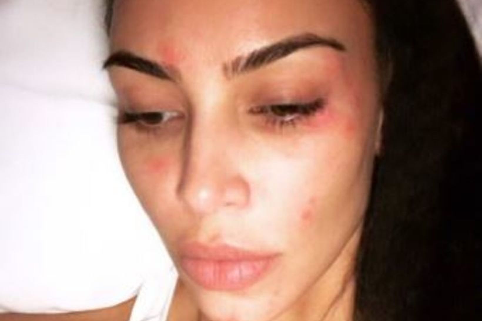 Kim Kardashian birti mynd af sér án farða um helgina.