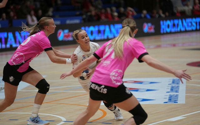 Sanra Erlingsdóttir úr ÍBV með boltann í kvöld.