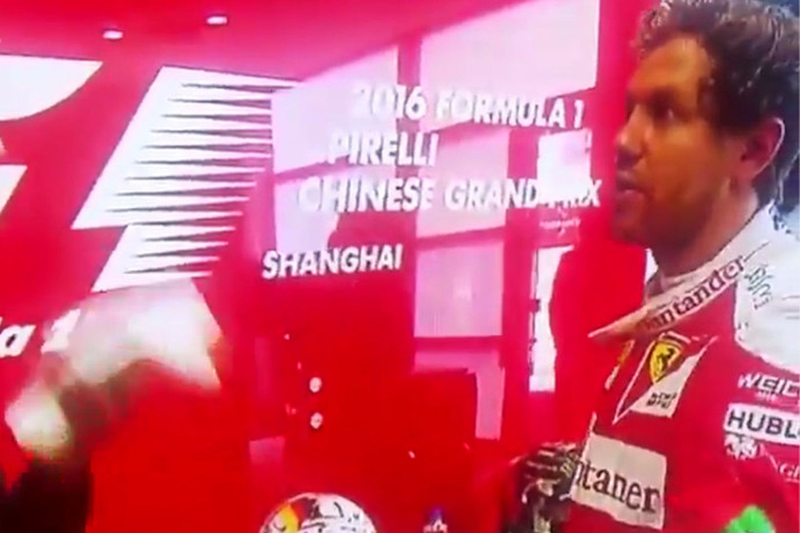 Kvyat (t.v.) og Vettel deila í Sjanghæ.