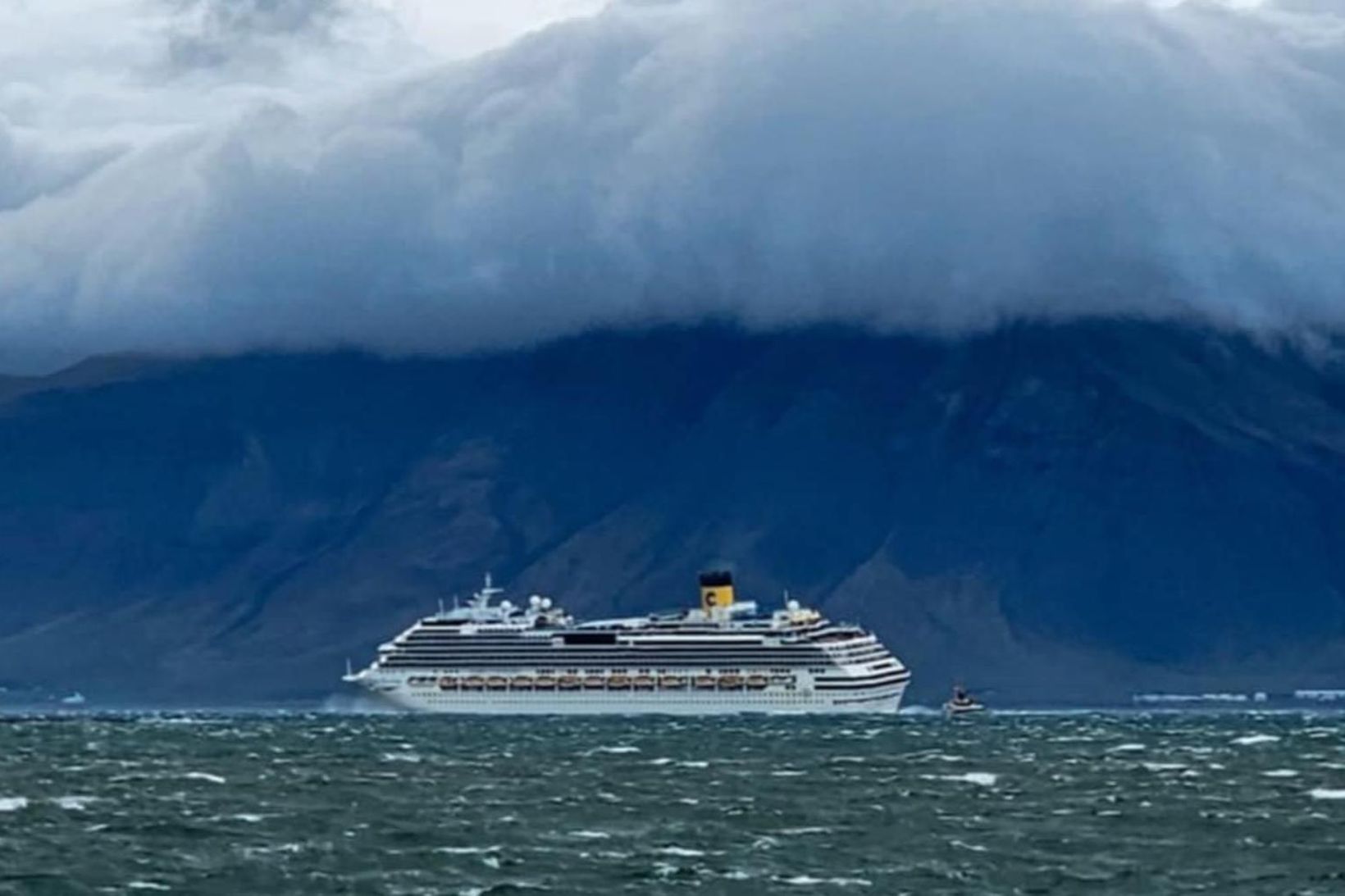 Skemmtiferðaskipið Costa Favolosa.