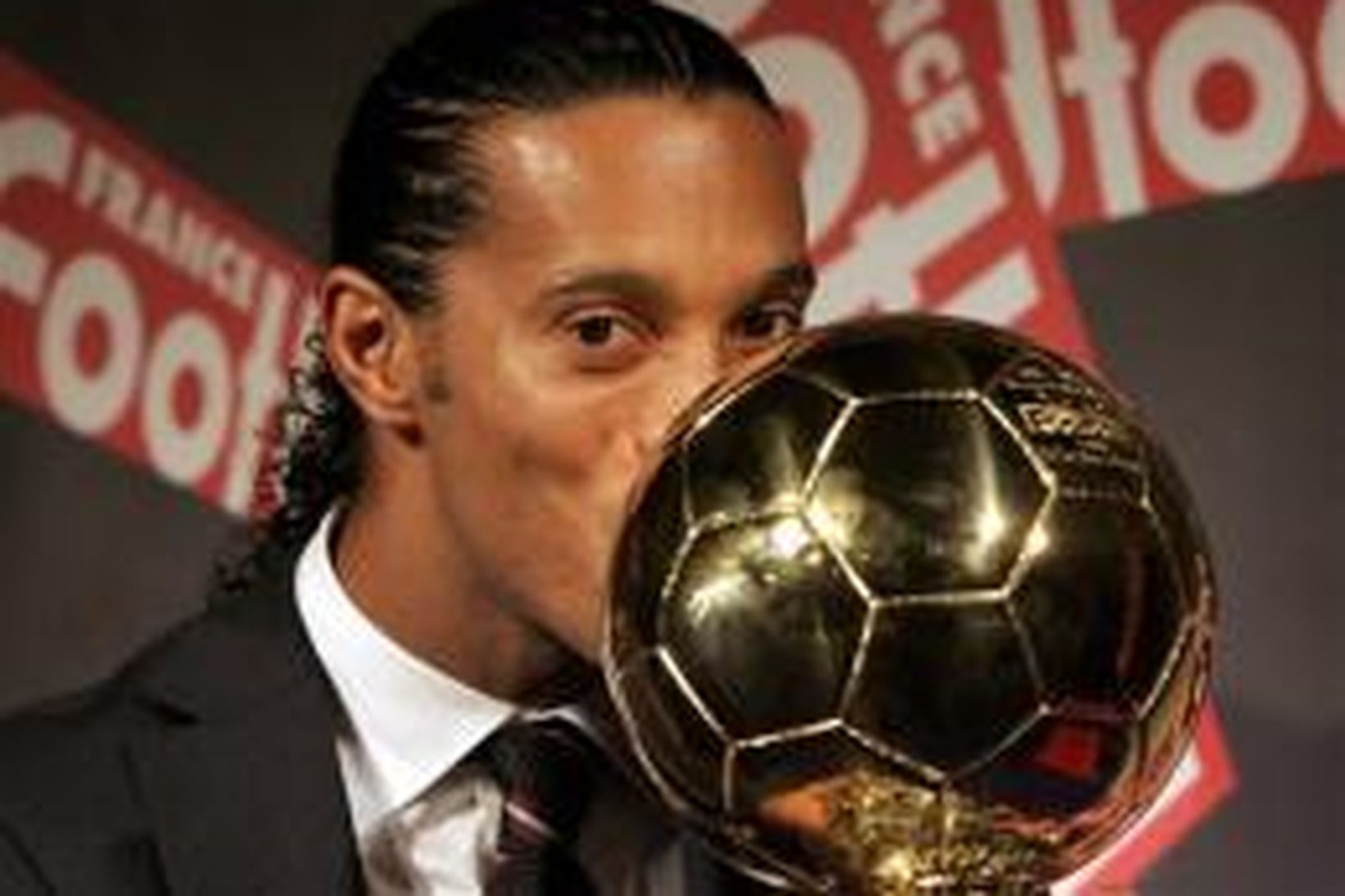 Ronaldinho kyssir gullna knöttinn sem fylgdi nafnbótinni.