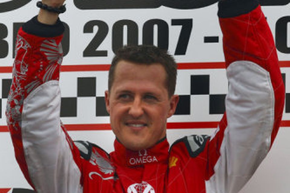 Schumacher í kunnuglegri stöðu, á efsta þrepi verðlaunapallsins í eftir körtukeppnina í Brasilíu.
