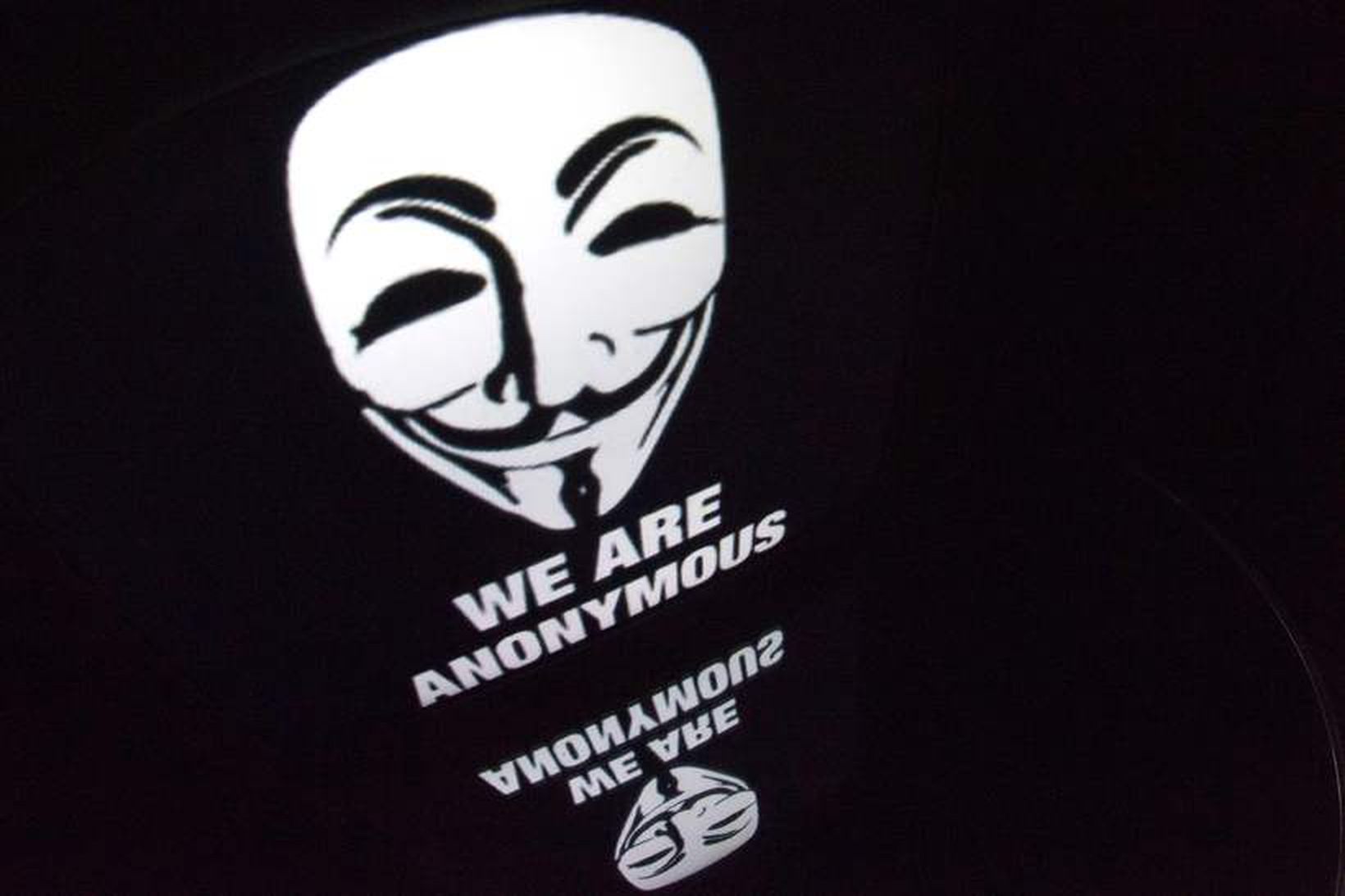 Einkennismerki Anonymous er Guy Fawkes-gríman brosmilda.