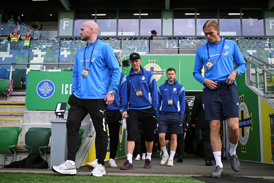 Íslensku leikmennirnir ganga inn á Windsor Park í dag, Aron Einar Gunnarsson og Stefán Teitur …