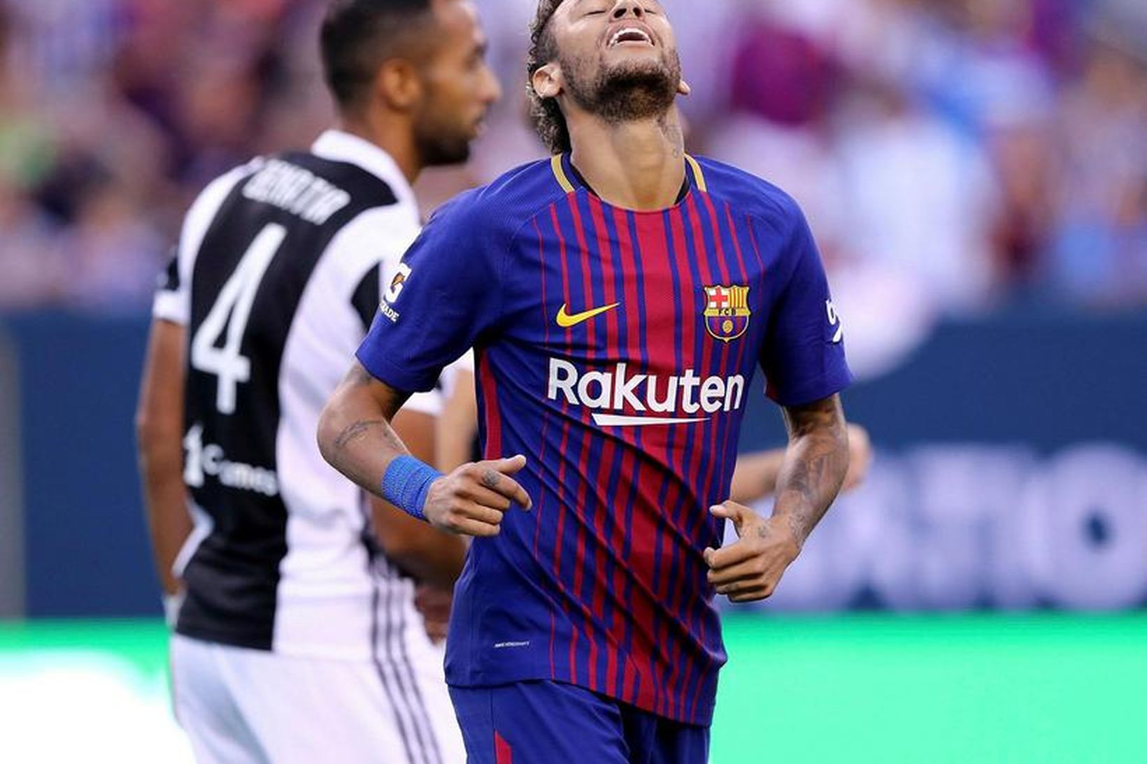Neymar bregst við misheppnuðu skoti í leik Barcelona og Juventus …