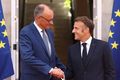 Toulon Merz og Macron takast í hendur fyrir fund sinn í gær.