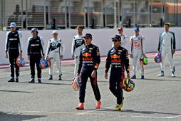 Max Verstappen (t.v.) og Sergio Perez, liðsfélagar hjá Red Bull, spjalla saman á leið til …