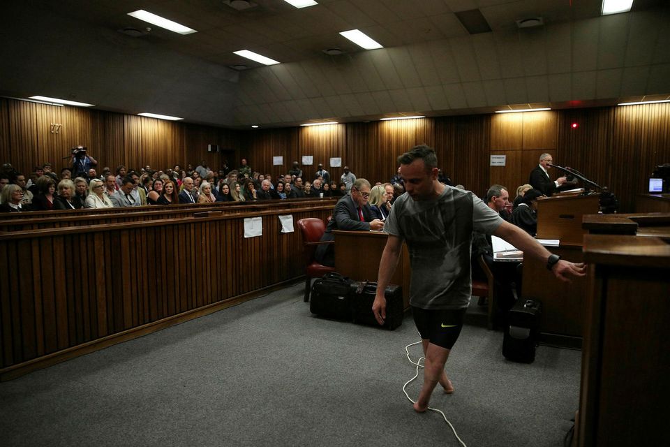 Oscar Pistorius fjarlægir gervifæturna fyrir dómarann