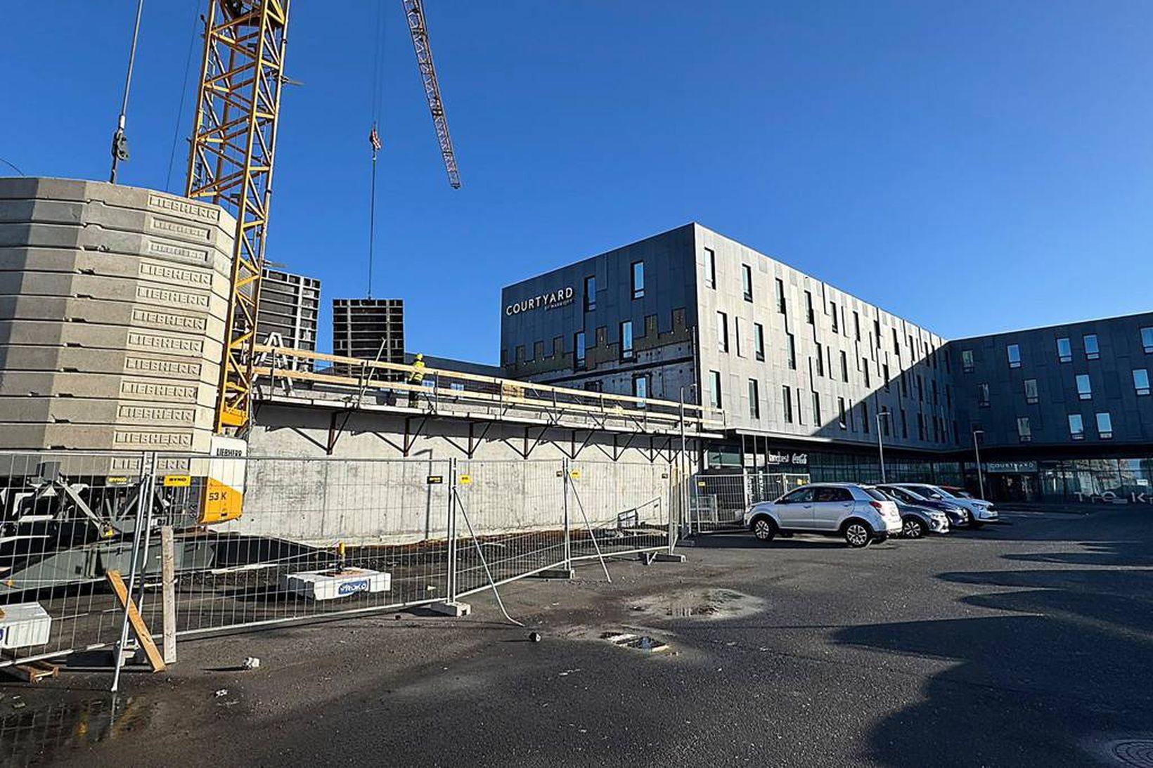 Verið er að reisa verslunarhús við hlið Marriott-hótelsins.