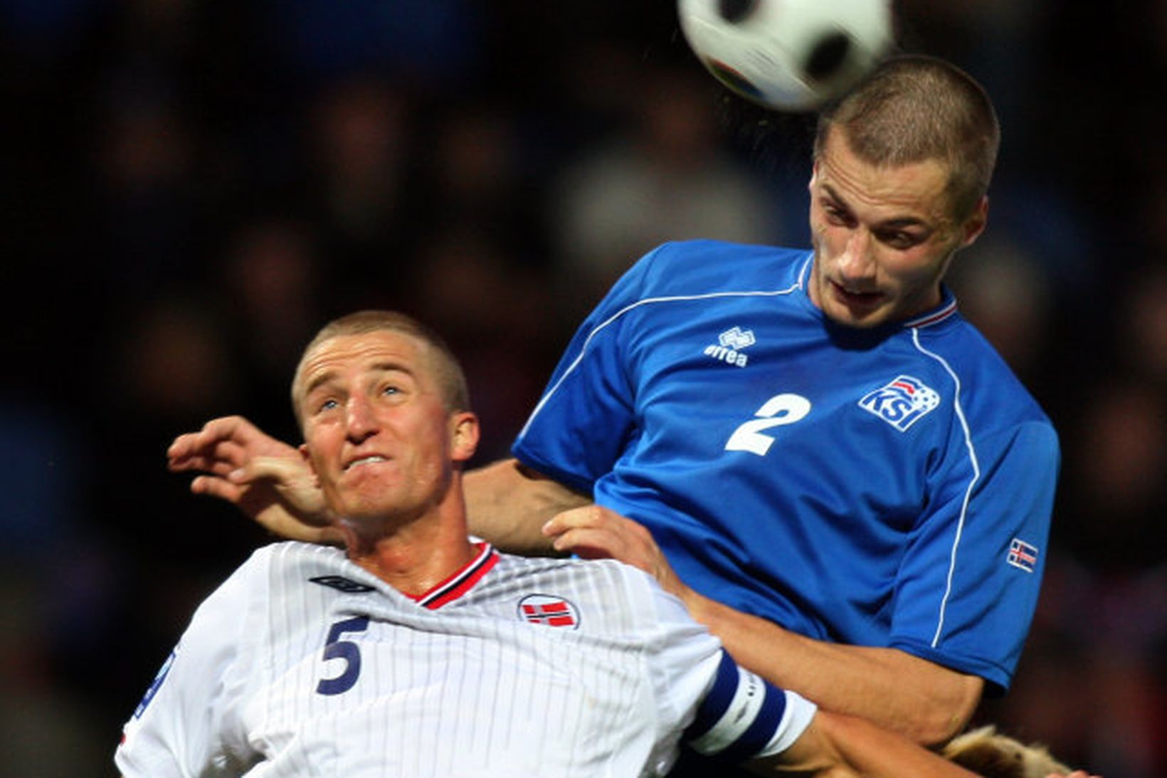 Brede Hangeland og Sölvi Geir Ottesen takast hér á.