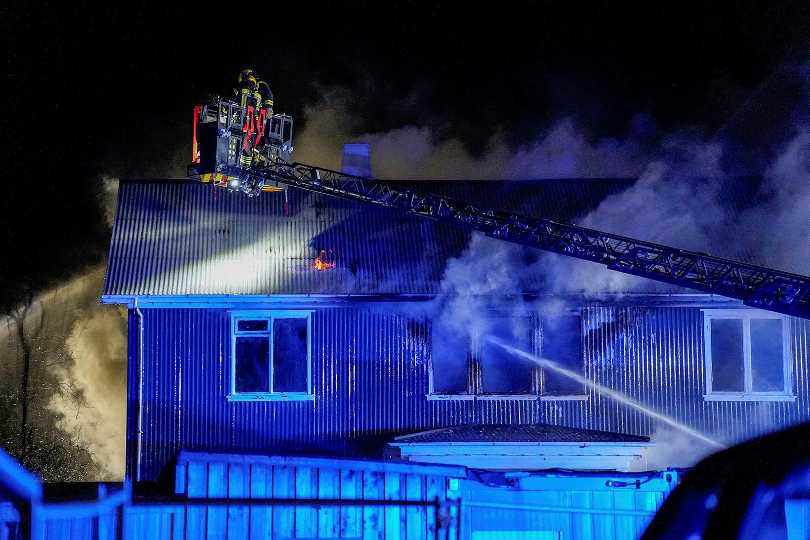 Eldurinn er eins og er bundinn við háaloft og þak …