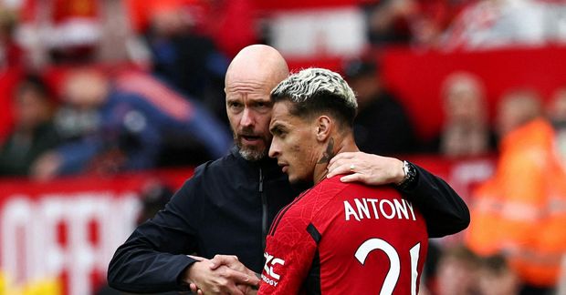 Erik ten Hag og Antony á hliðarlínunni hjá Manchester United.