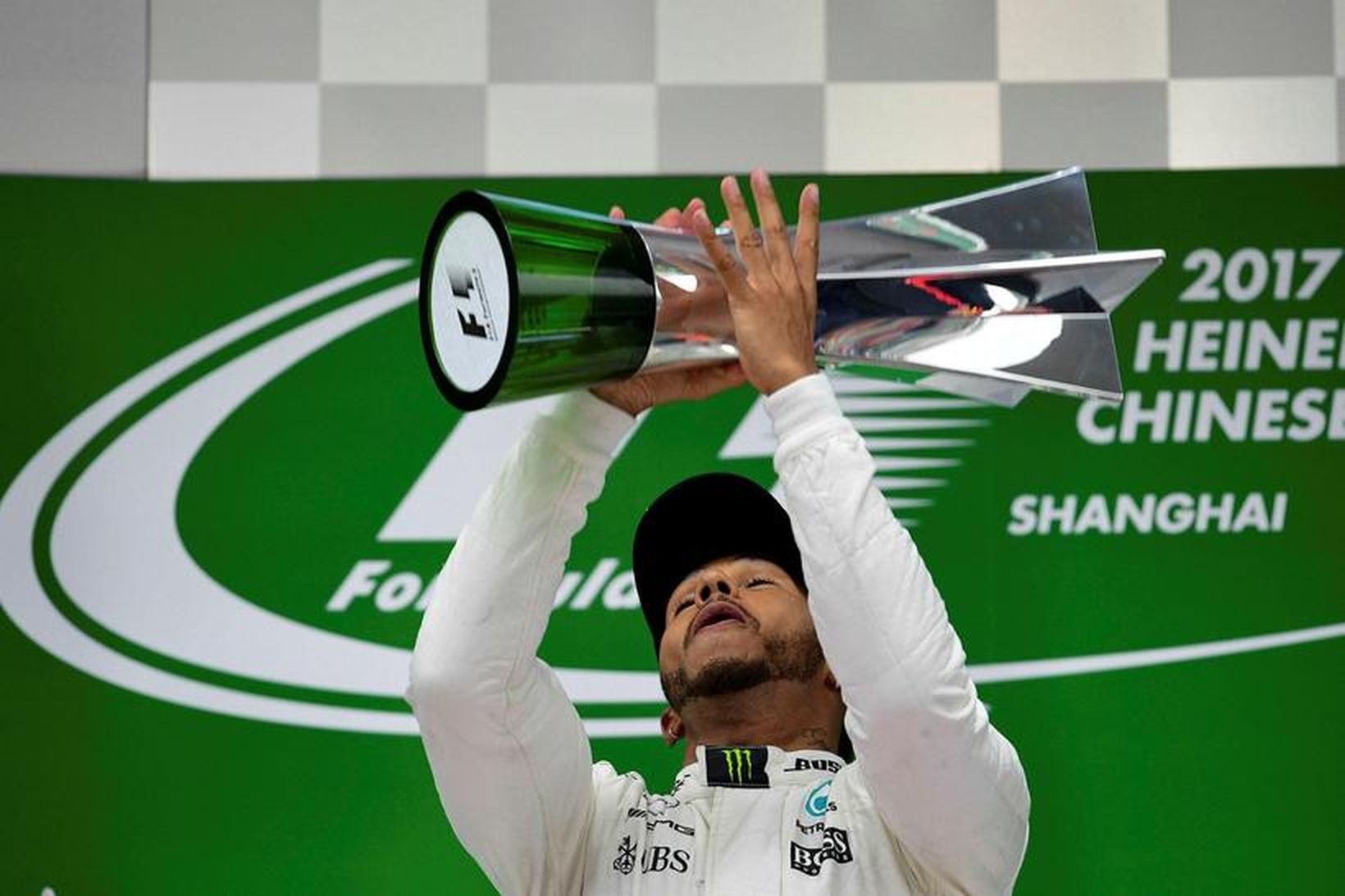 Lewis Hamilton hefur verðlaunin í Sjanghæ á loft.