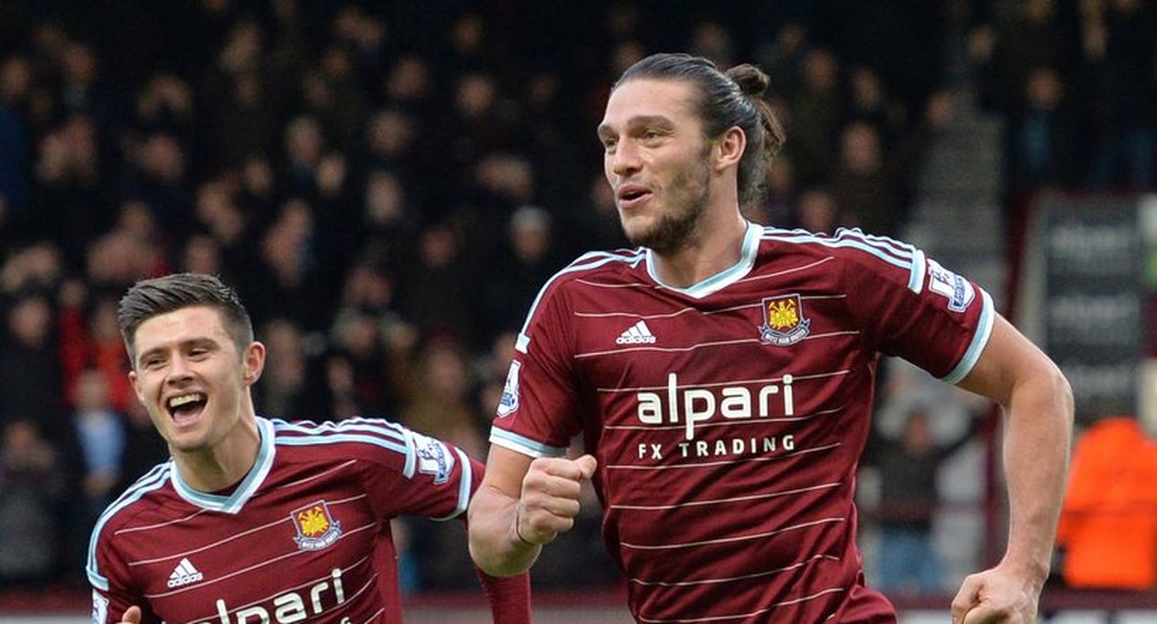 Andy Carroll fagnar marki í leik með West Ham.