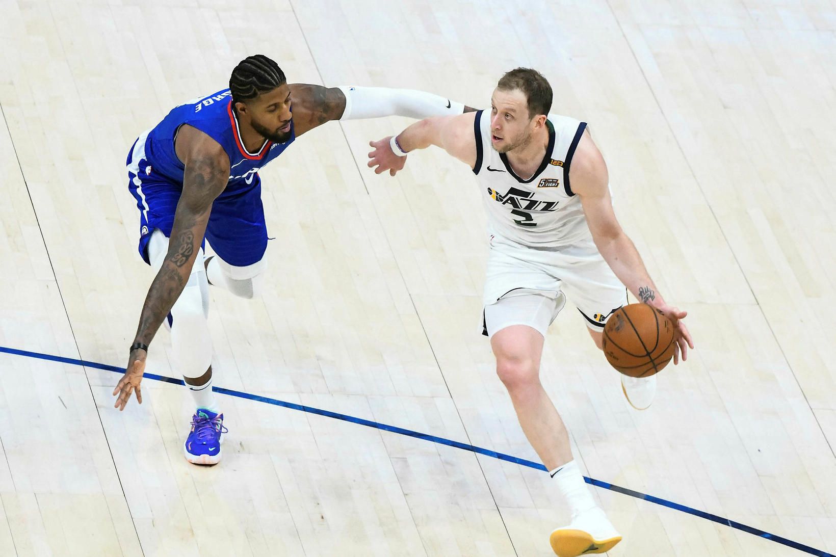 Joe Ingles (t.h.) skoraði sögulegan þrist í nótt.