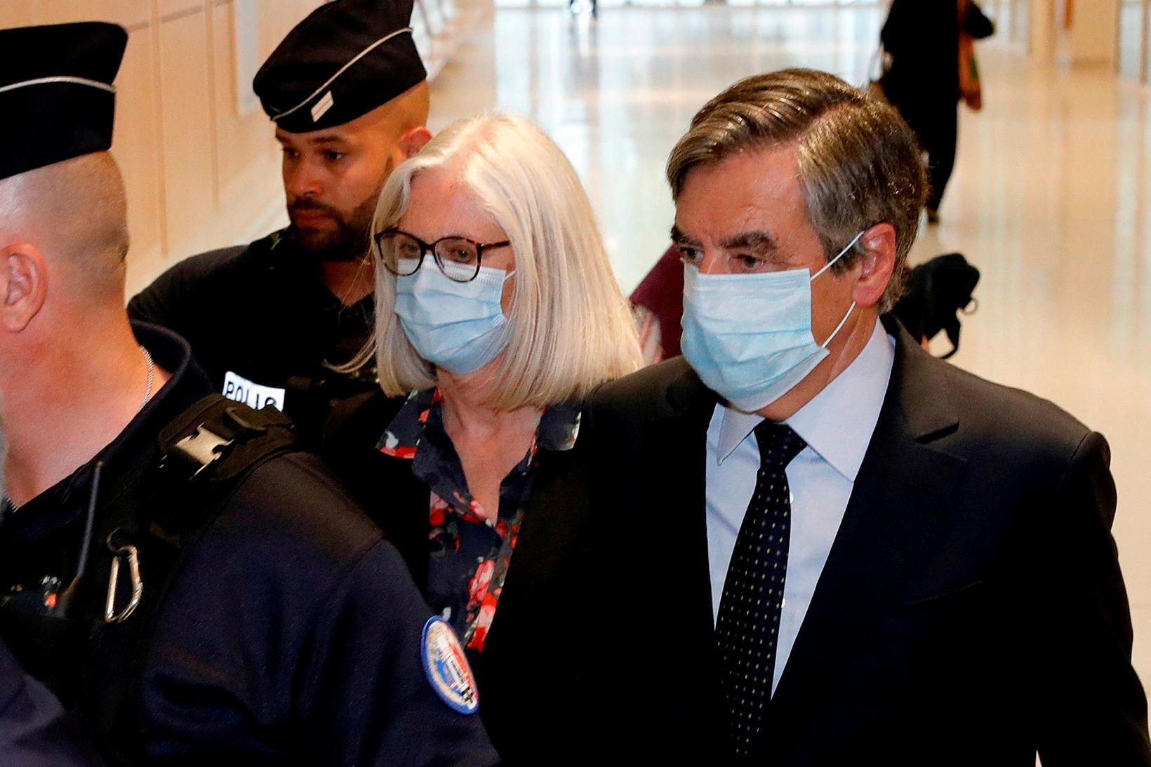 Francois Fillon og kona hans, Penelope Fillon, yfirgefa dómshúsið í …