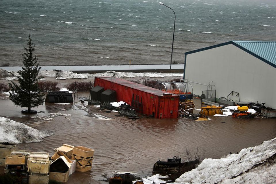 Víða er nú vatn á götum úti.