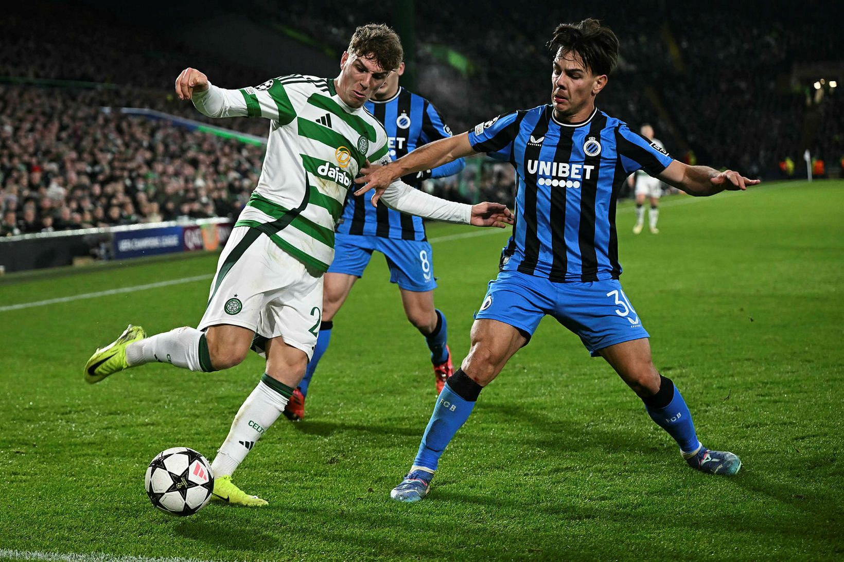 Arne Engels (t.v.) í leik með Celtic gegn Club Brugge …