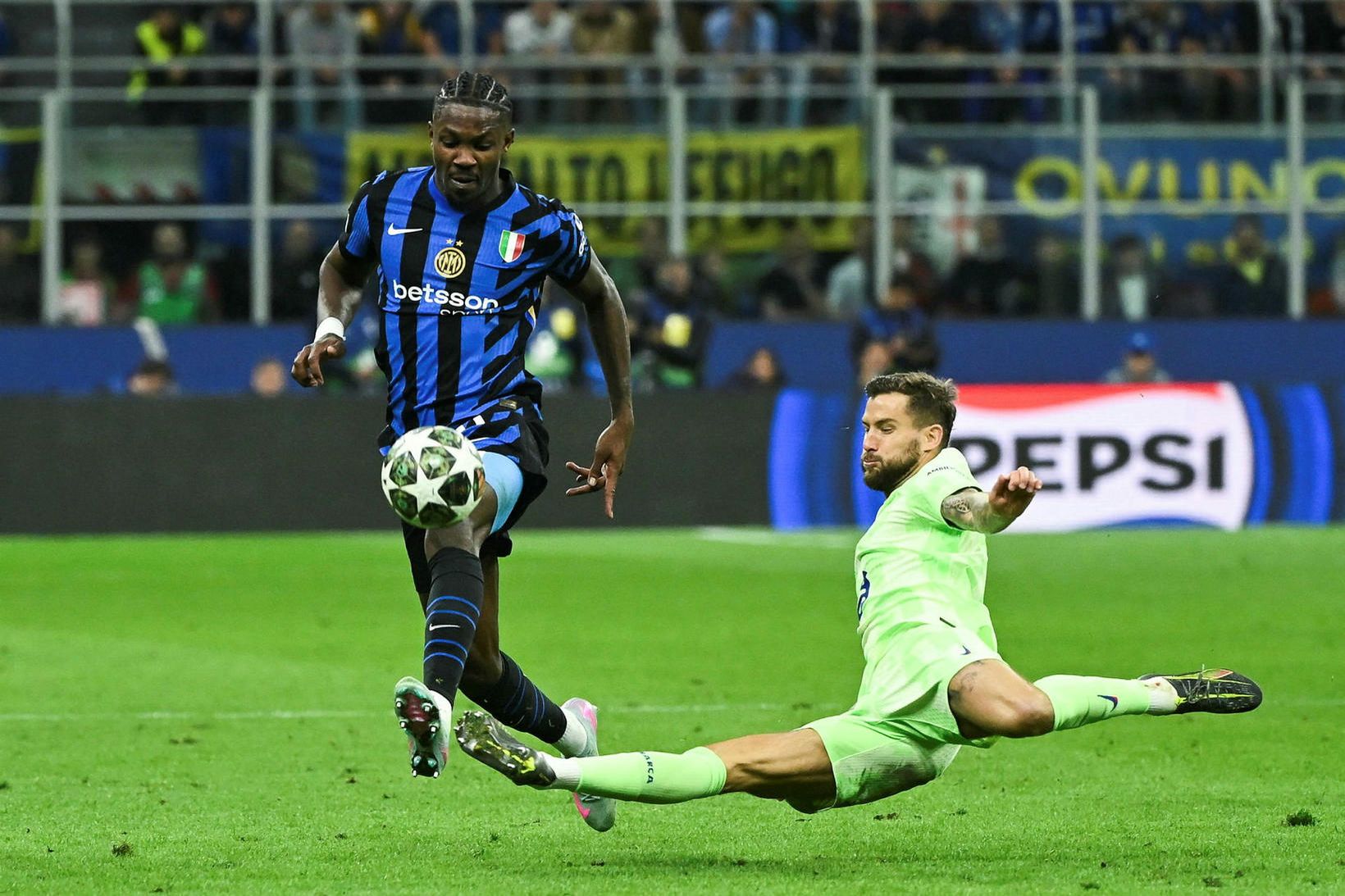Marcus Thuram og Inigo Martínez í leiknum í gærkvöldi.