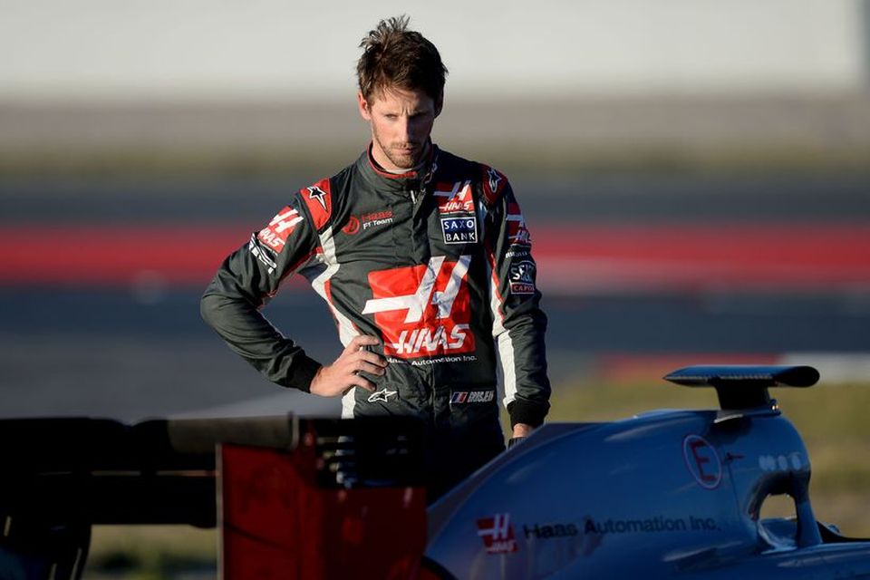 Romain Grosjean er greinilega ekki ánægður með að bíll hans skyldi bila í brautinni í …