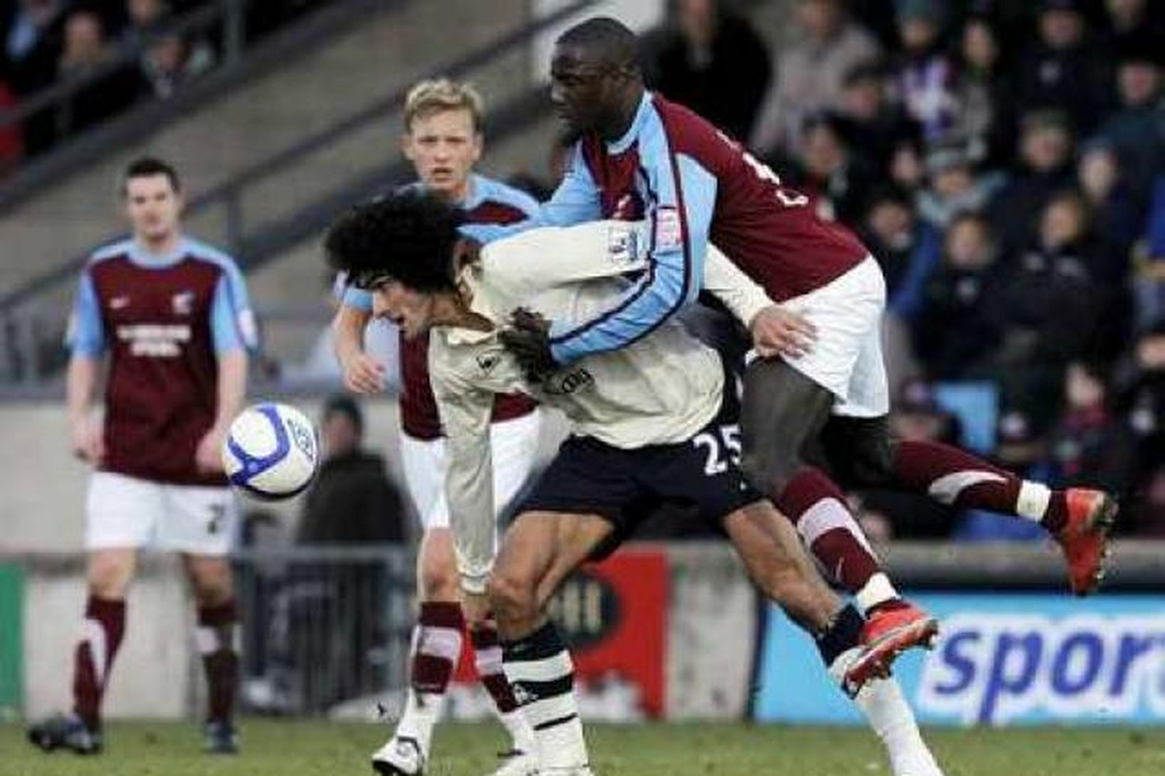 Marouane Fellaini skoraði eitt marka Everton í dag.