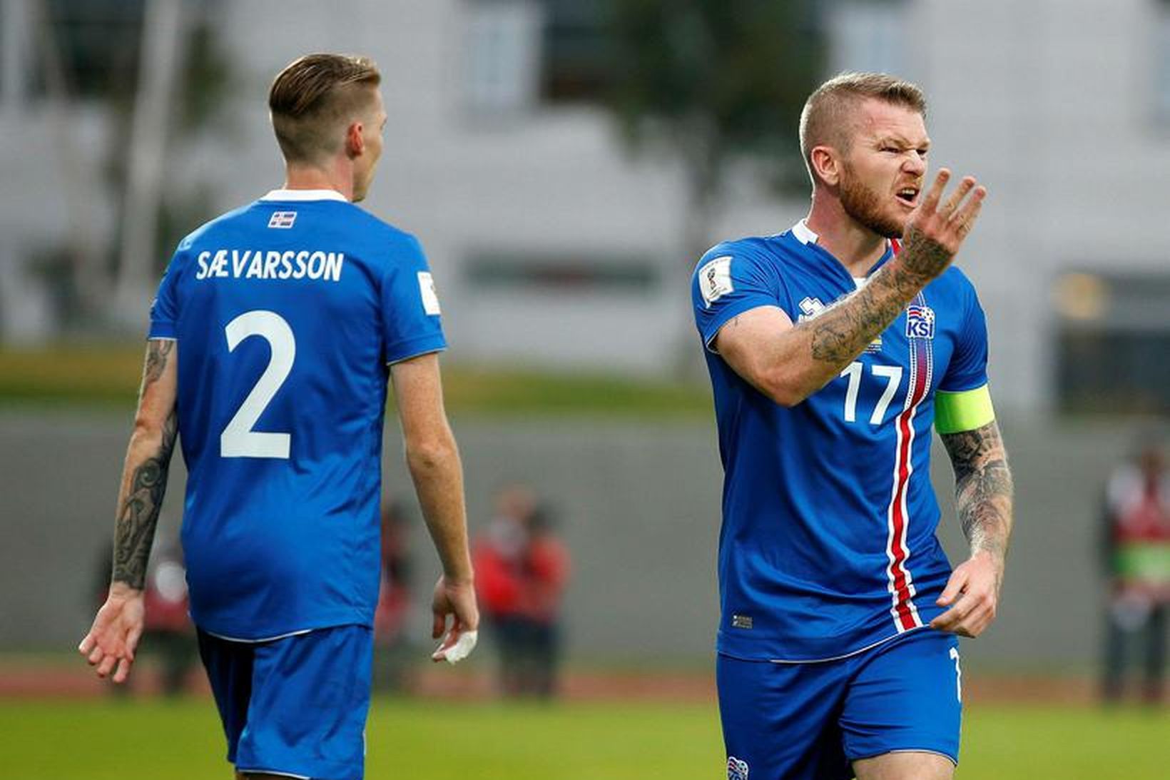 Aron Einar Gunnarsson gefur samherjum sínum hjá íslenska karlalandsliðinu í …