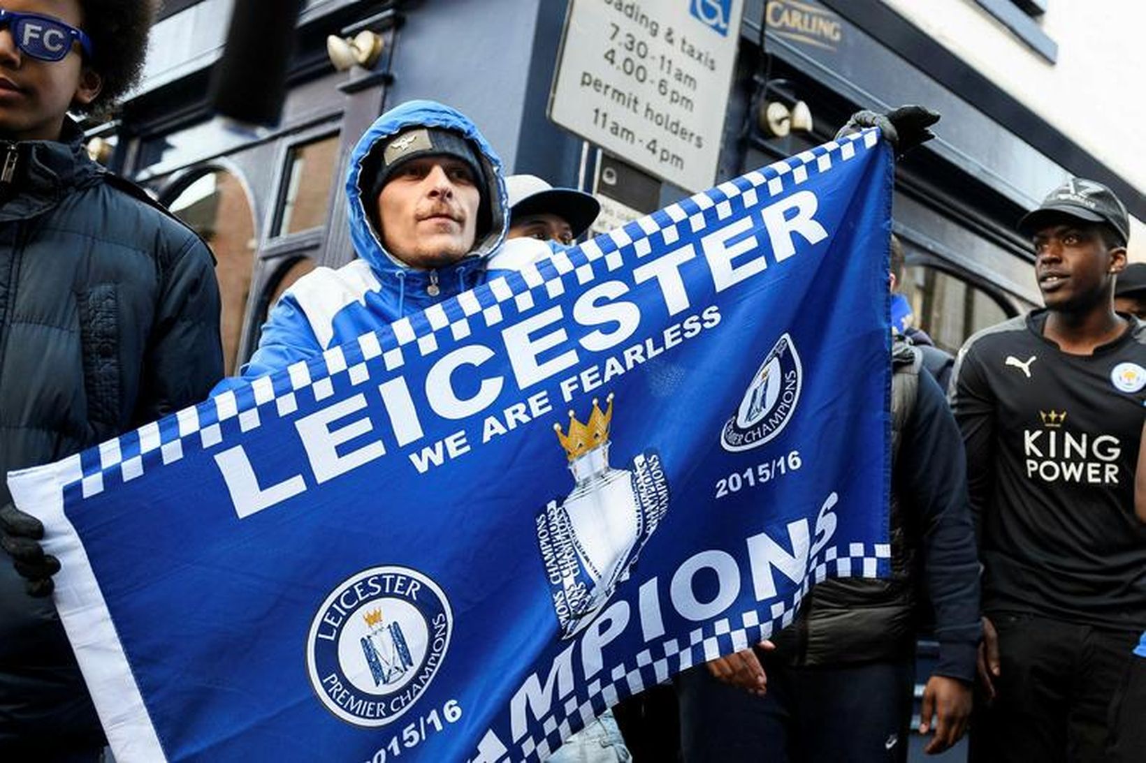 Stuðningsmaður Leicester City í miðborg Leicester í kvöld.