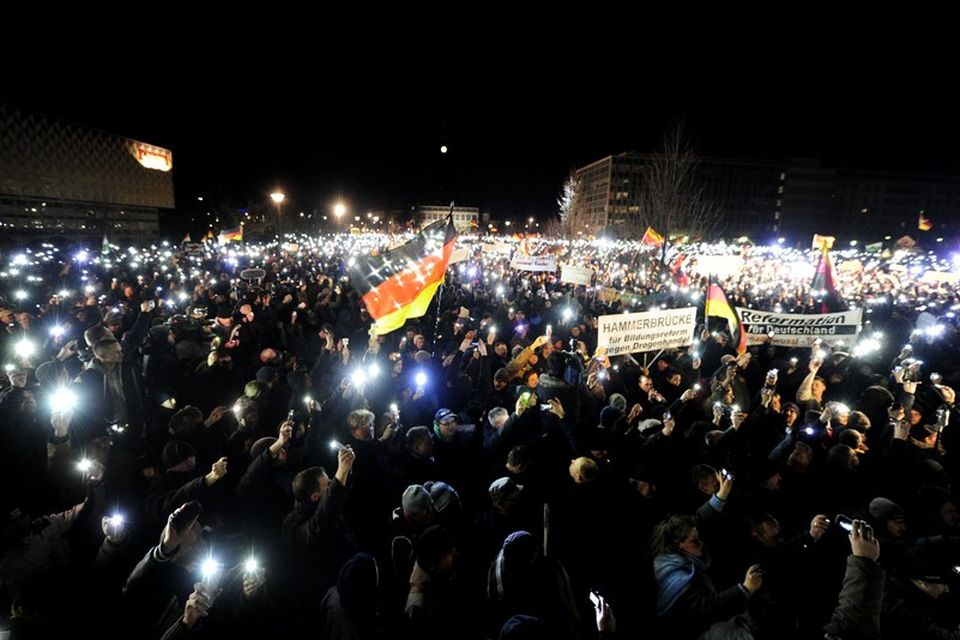 Stuðningsmenn PEGIDA á fjöldafundinum í Dresden.