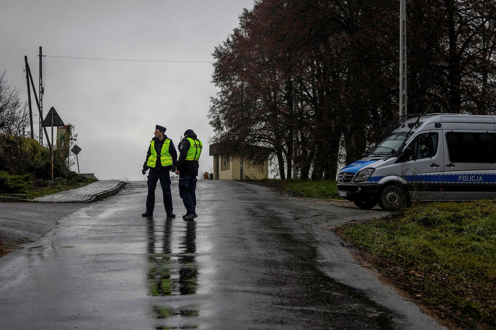 Lögregluumenn að störfum skammt frá staðnum þar sem tveir létust …